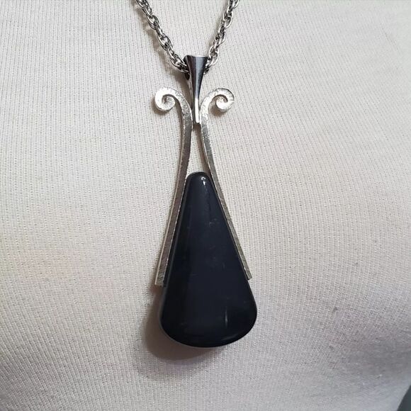 VINTAGE SIGNED AVON LONG BLACK PENDANT 24" NECKLACE EXCELLENT CONDITION - Picture 8 of 14